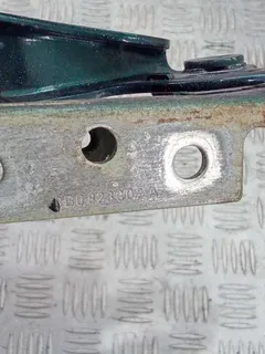 Петля капота правая Volkswagen Passat, 2002 г.