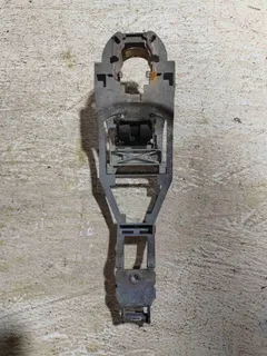 Скелет ручки наружной передней левой Volkswagen Passat, 2000 г.