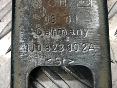 Петля капота правая Volkswagen Golf, 2001 г.