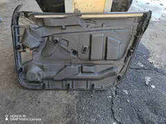Обшивка двери передней левой (дверная карта) Audi A6, 2000 г.