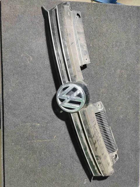Решетка радиатора Volkswagen Golf, 2010 г.
