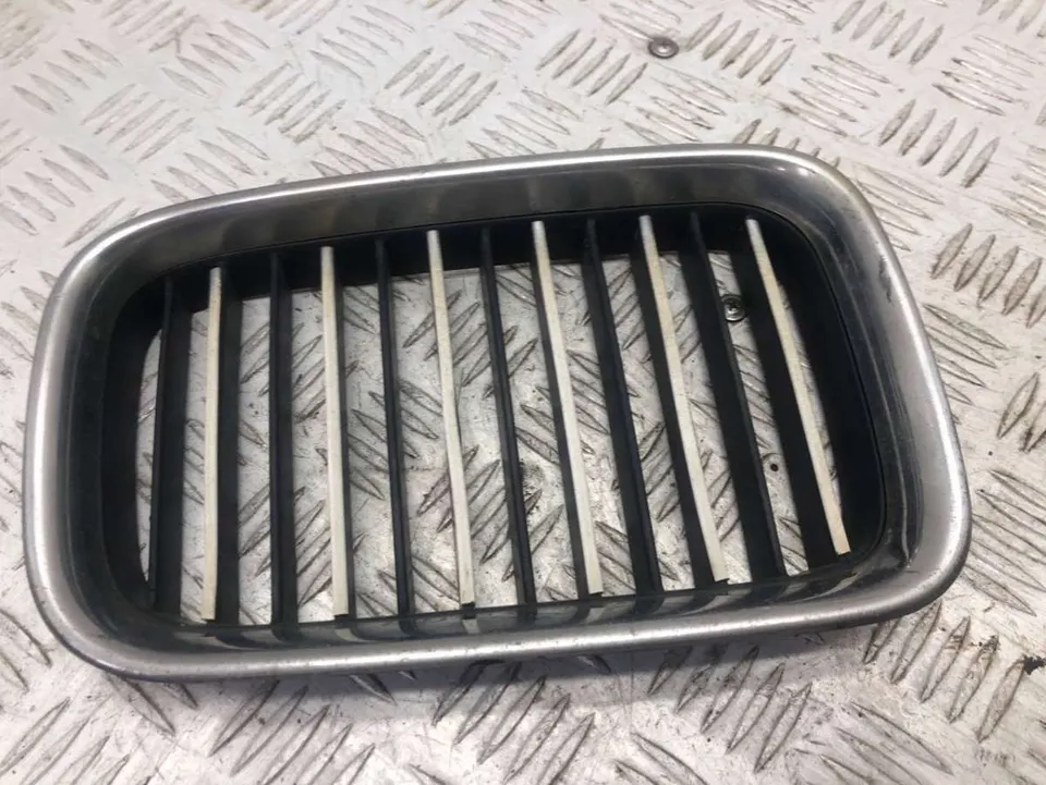 Решетка капота BMW 3 серии, 1995 г.