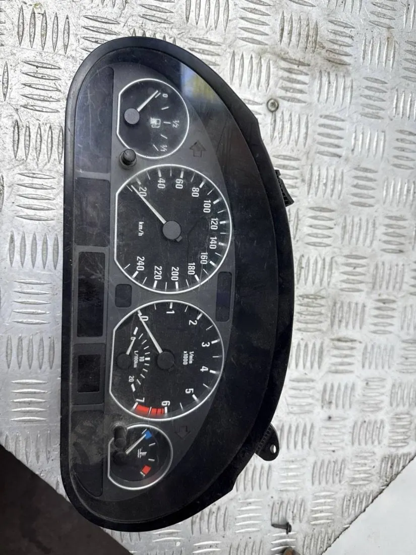 Щиток приборов (приборная панель) BMW 3 серии, 2002 г.