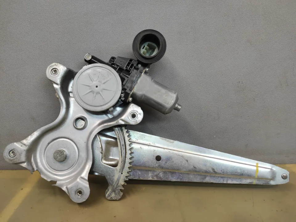 Стеклоподъемник задний левый Toyota RAV4, 2009 г.