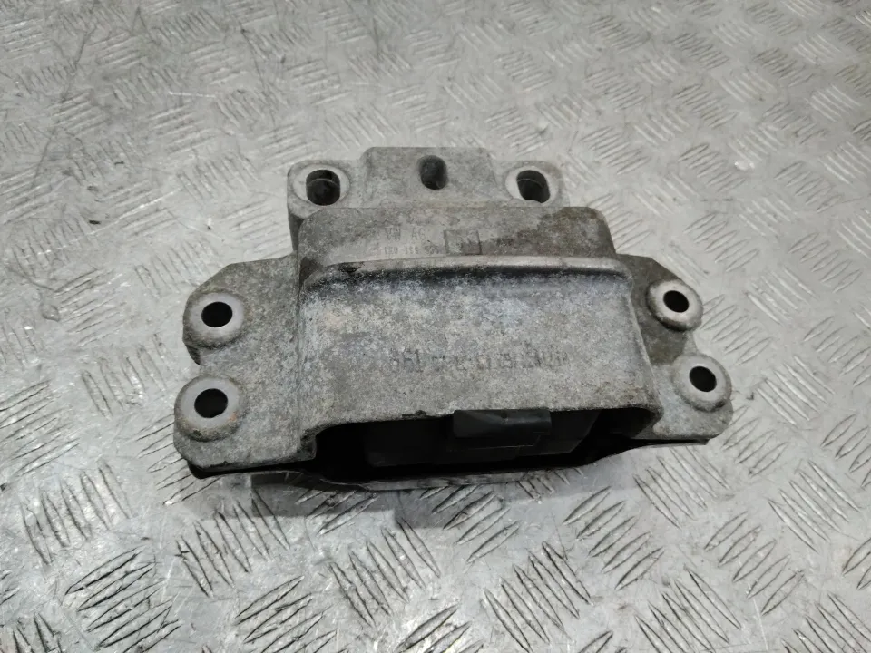 Подушка крепления КПП Volkswagen Passat, 2009 г.