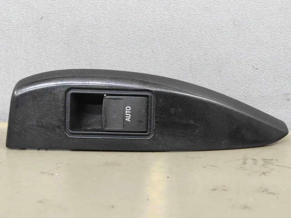 Кнопка стеклоподъемника заднего левого Toyota Sienna, 2014 г.