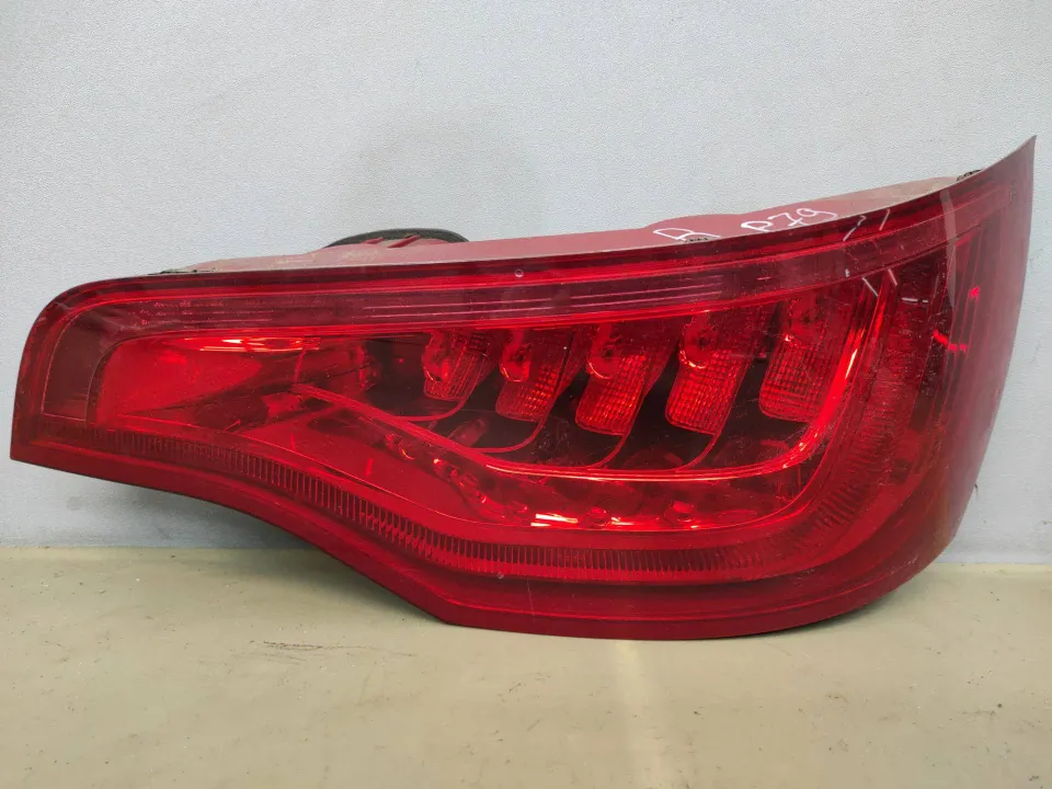 Фонарь крышки багажника правый Audi Q7, 2012 г.