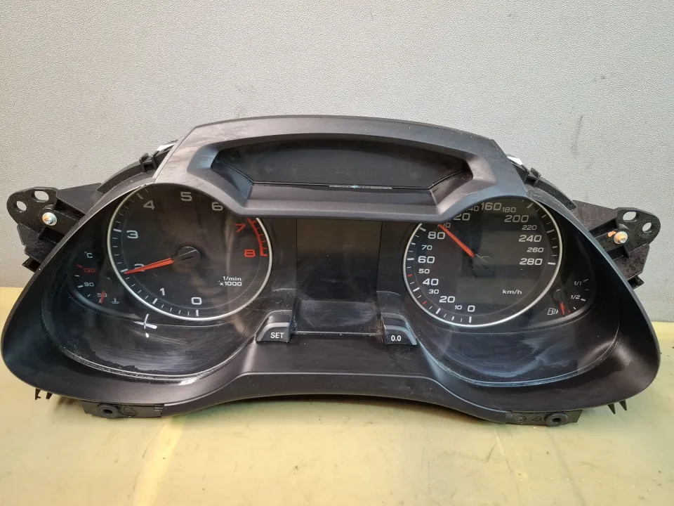 Щиток приборов (приборная панель) Audi A4, 2010 г.