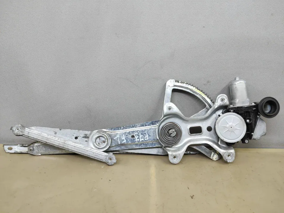 Стеклоподъемник электрический передний левый Toyota Sienna, 2014 г.