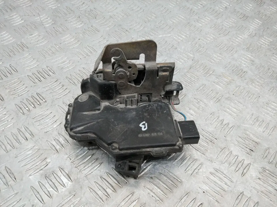 Замок двери передней левой Audi A6, 2000 г.