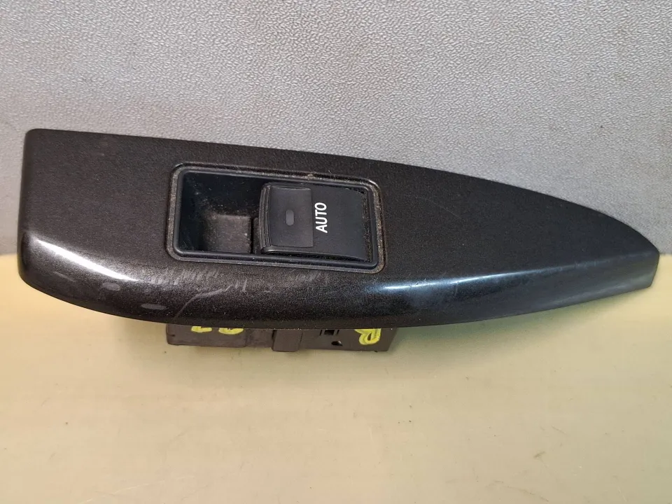 Кнопка стеклоподъемника заднего правого Toyota Sienna, 2011 г.
