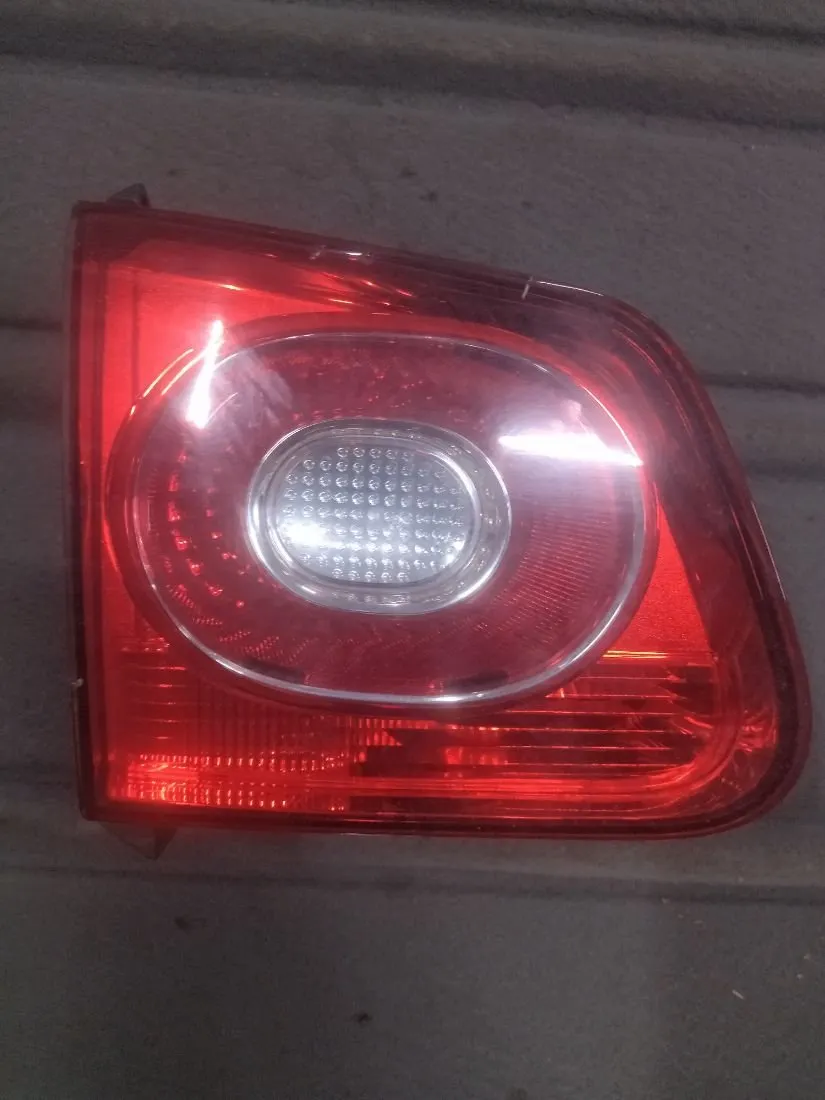 Фонарь крышки багажника левый Volkswagen Tiguan, 2009 г.
