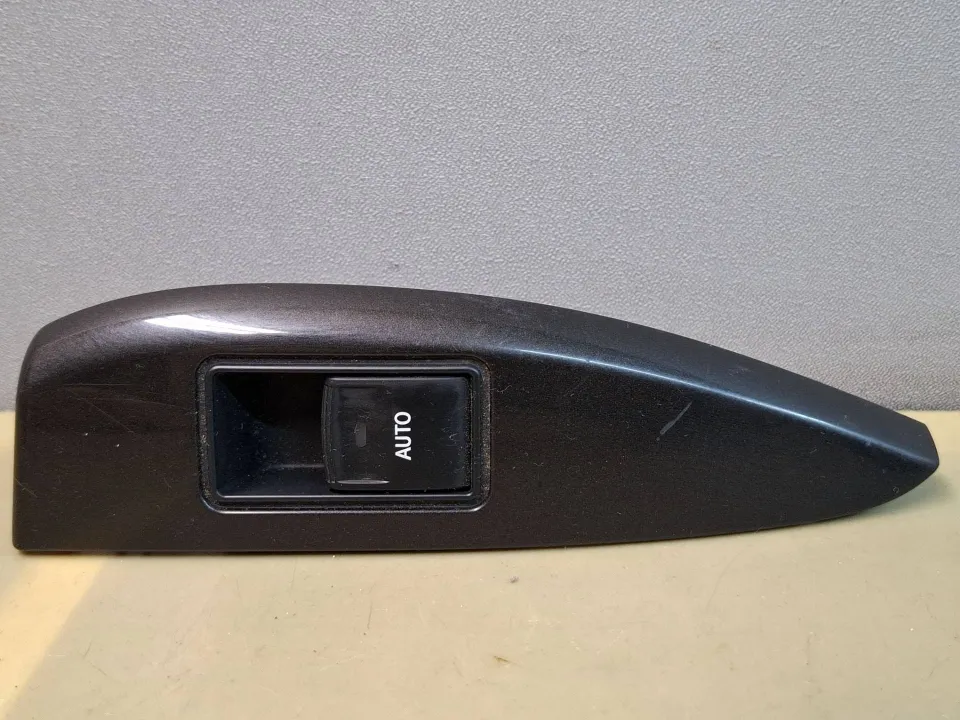 Кнопка стеклоподъемника переднего правого Toyota Sienna, 2011 г.