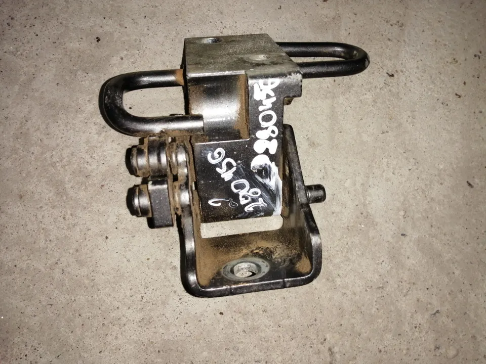 Петля двери задней правой Volkswagen Touareg, 2007 г.