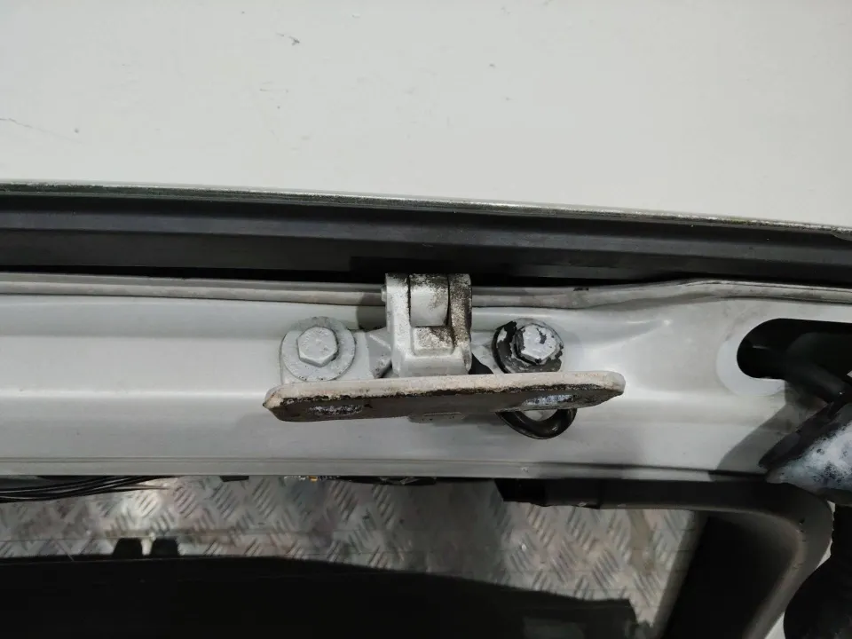 Петля крышки багажника BMW X5, 2003 г.