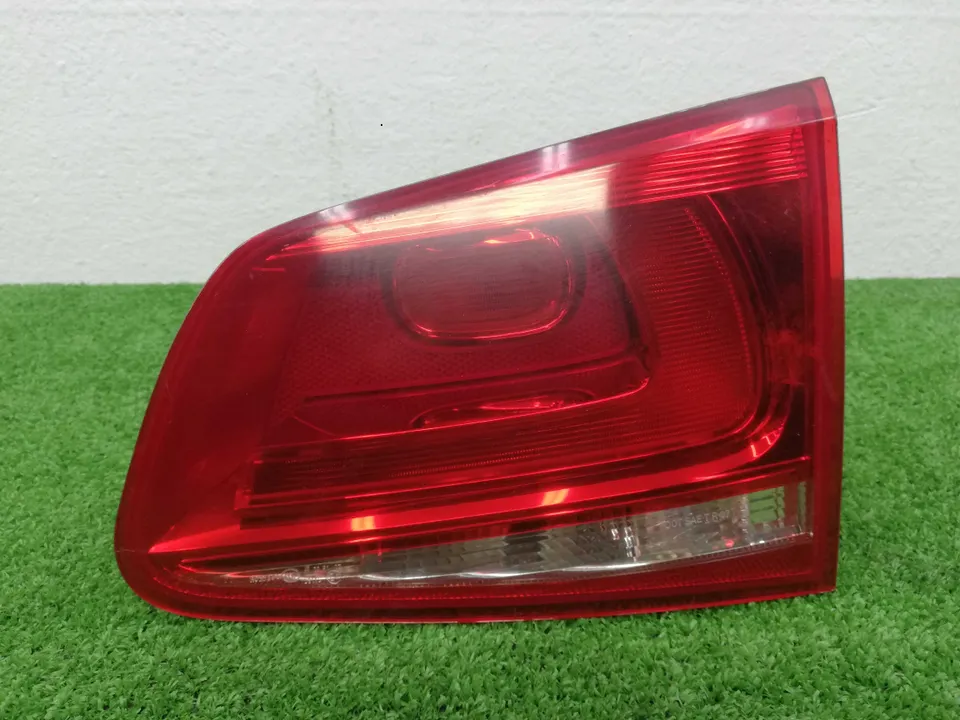 Фонарь крышки багажника правый Volkswagen Touareg, 2011 г.