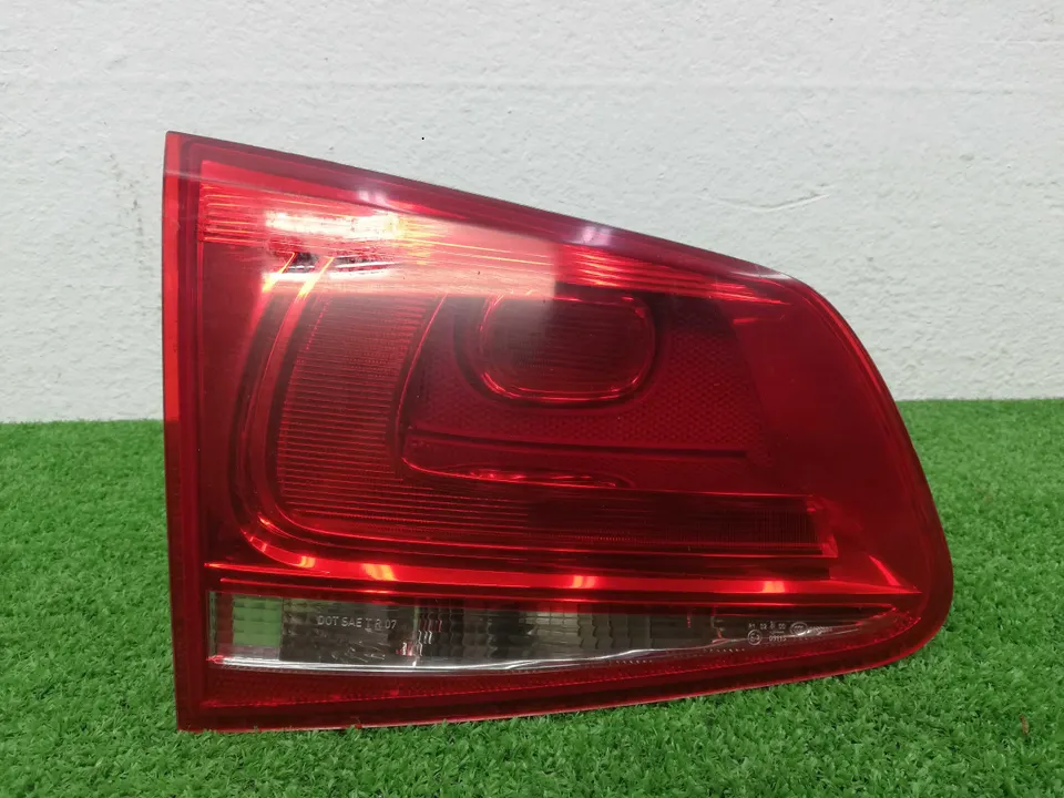 Фонарь крышки багажника левый Volkswagen Touareg, 2011 г.