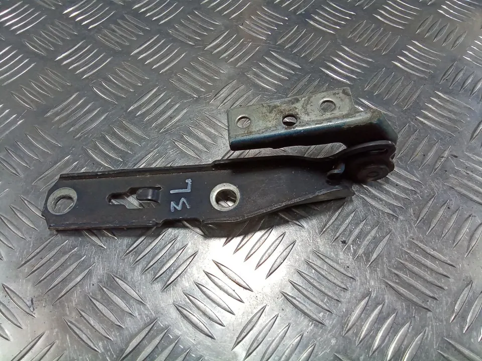 Петля капота левая Audi A4, 2003 г.