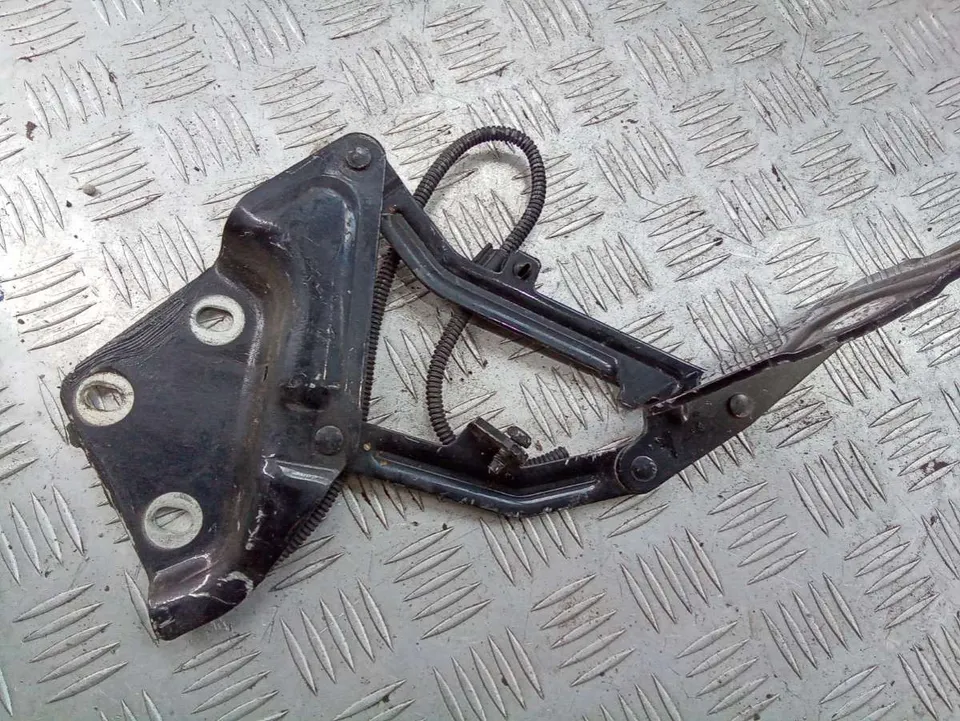 Петля капота правая Volkswagen Touareg, 2008 г.