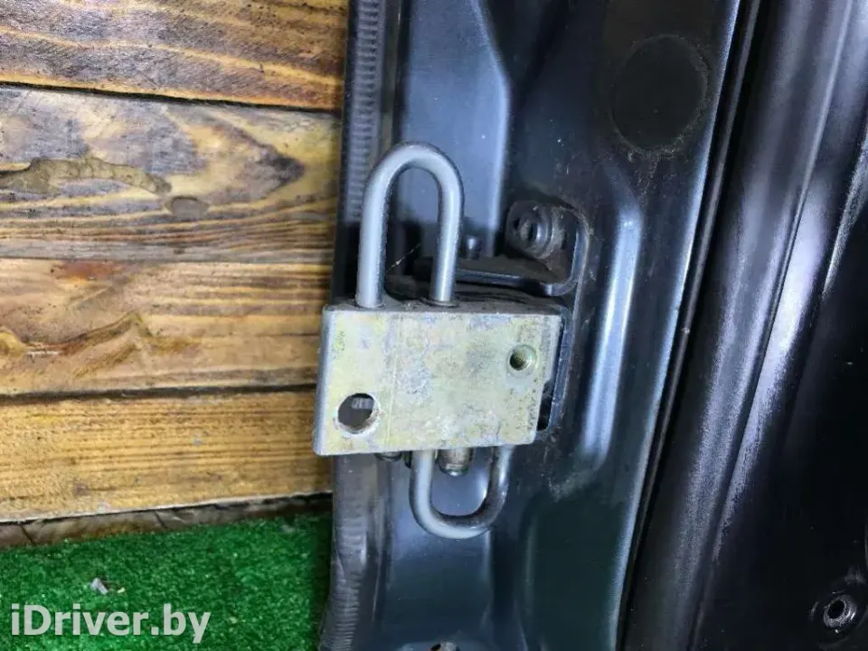 Петля двери передней правой Volkswagen Touareg, 2005 г.
