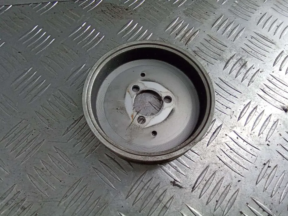 Шкив помпы Audi A4, 2005 г.