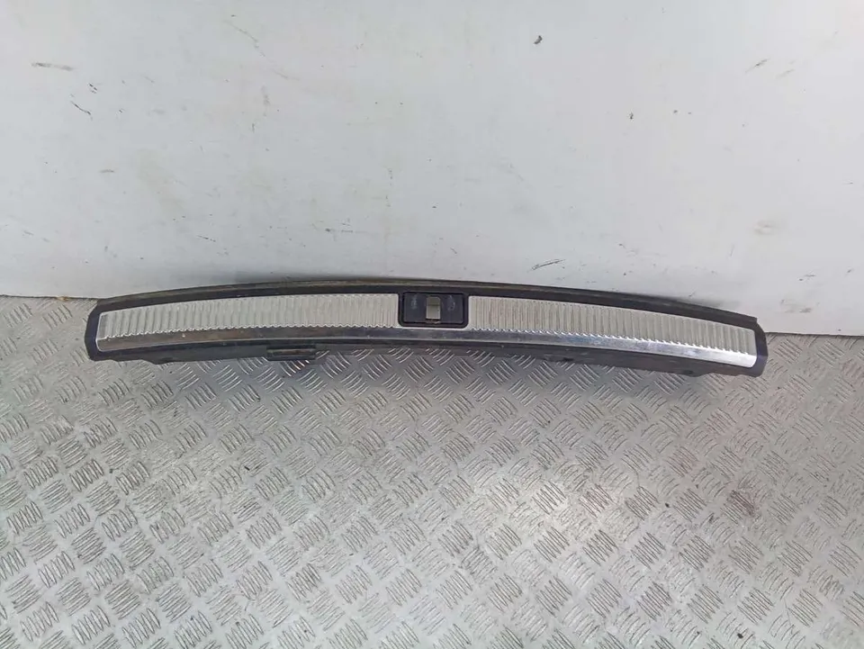 Накладка внутренняя на заднюю панель кузова Audi A4, 2003 г.