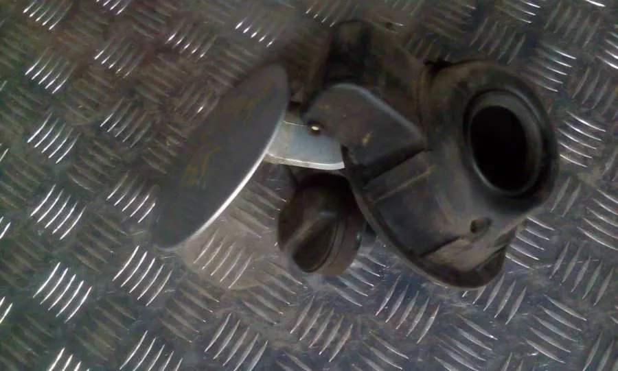 Лючок топливного бака Volkswagen Passat, 1999 г.