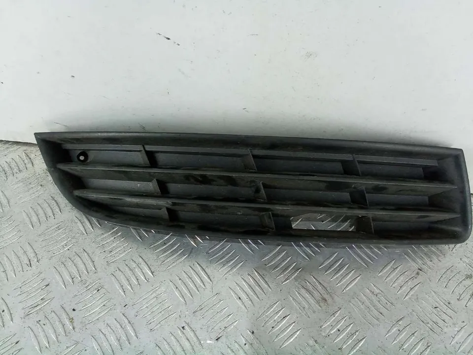 Заглушка (решетка) в бампер Volkswagen Passat, 2007 г.