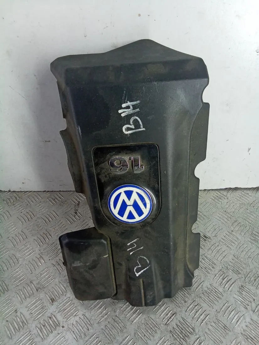 Декоративная крышка двигателя Volkswagen Passat, 2001 г.