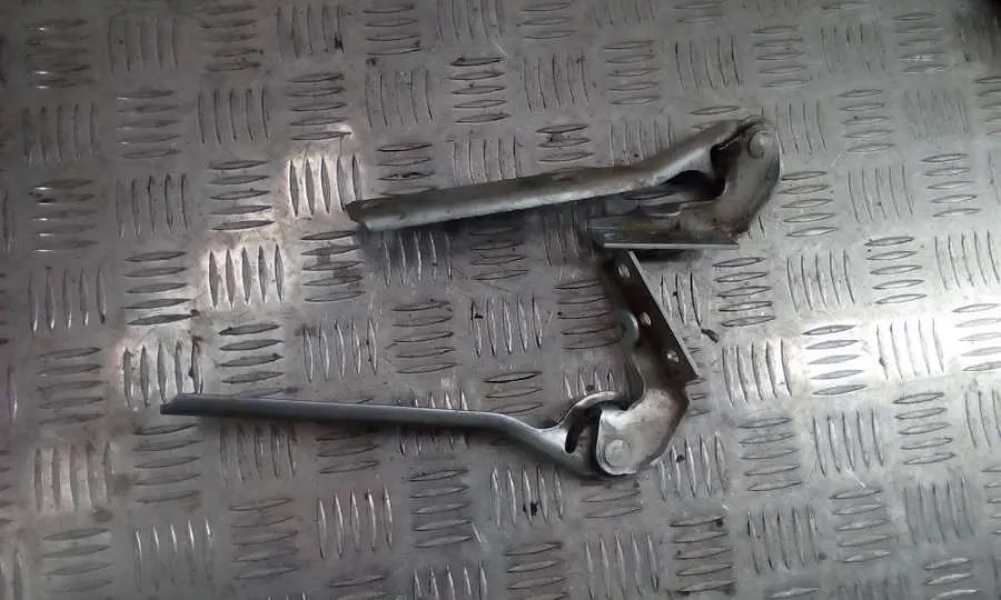 Петля капота Volkswagen Passat, 2004 г.