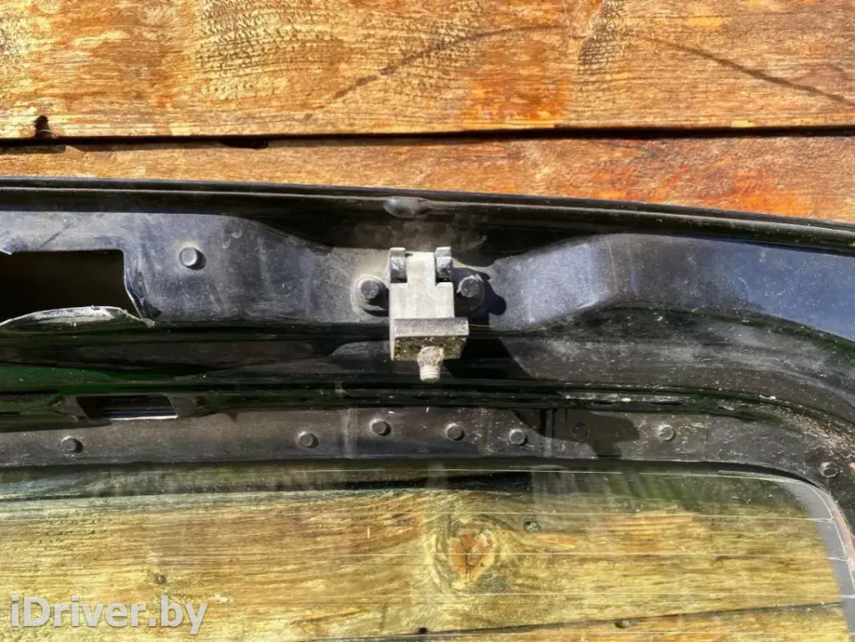 Петля крышки багажника Volkswagen Touran, 2007 г.