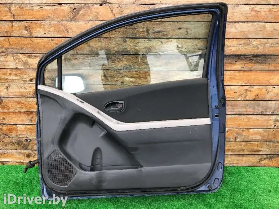 Обшивка двери передней правой (дверная карта) Toyota Yaris, 2006 г.