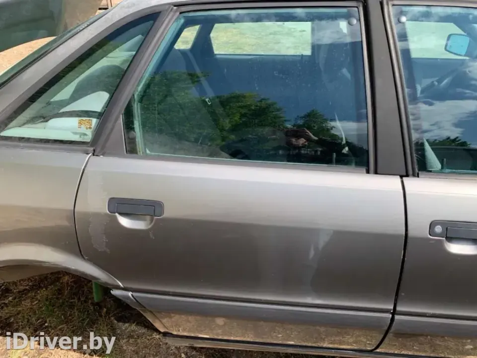 Уплотнитель двери задней правой Audi 80, 1991 г.
