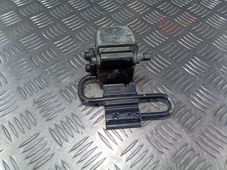 Петля двери задней правой Volkswagen Passat, 2002 г.