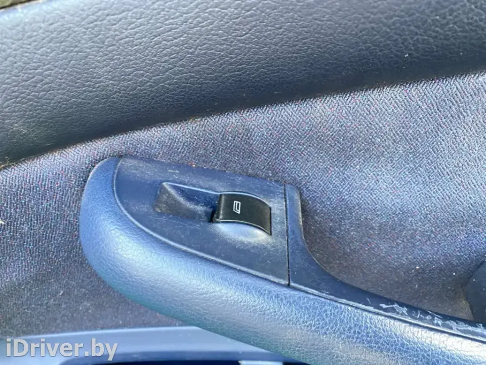 Кнопка стеклоподъемника переднего правого Audi A6, 1998 г.
