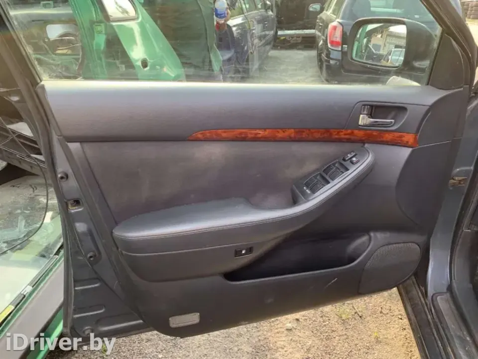 Обшивка двери (дверная карта) комплект Toyota Avensis, 2005 г.