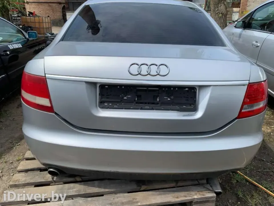 Петля крышки багажника Audi A6, 2004 г.