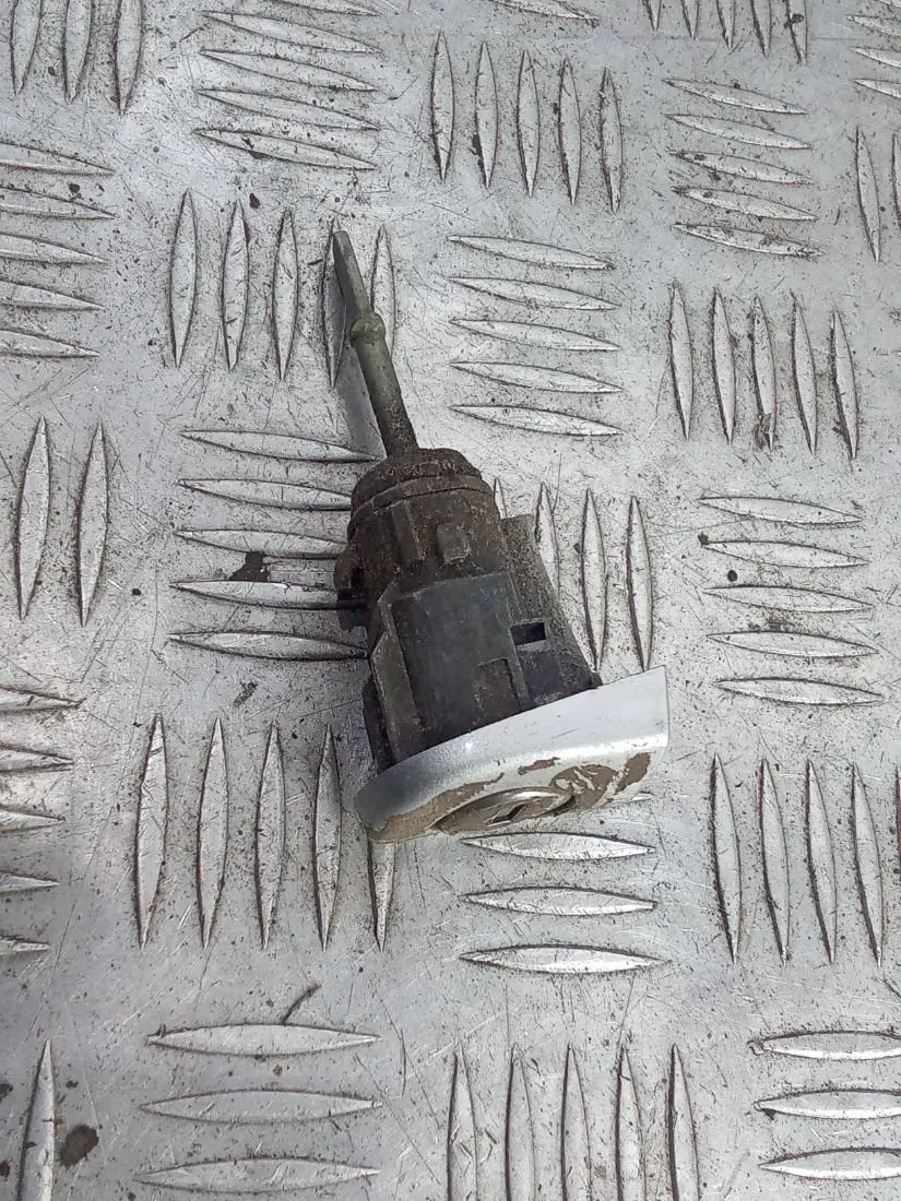 Личинка дверного замка Volkswagen Passat, 2000 г.