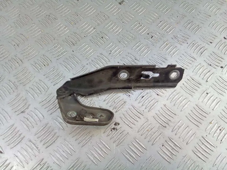 Петля капота левая Audi A6, 2006 г.