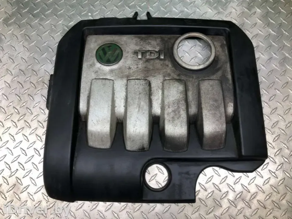 Декоративная крышка двигателя Volkswagen Passat, 2005 г.