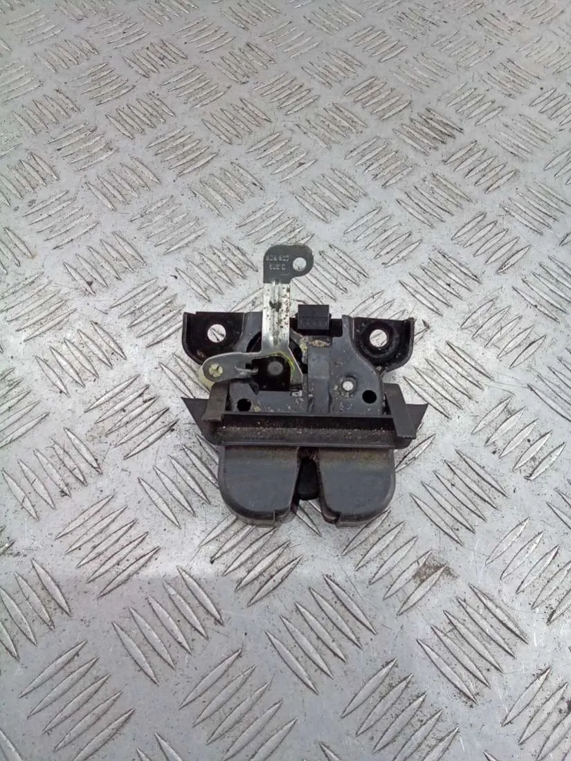 Замок багажника Audi A4, 1996 г.