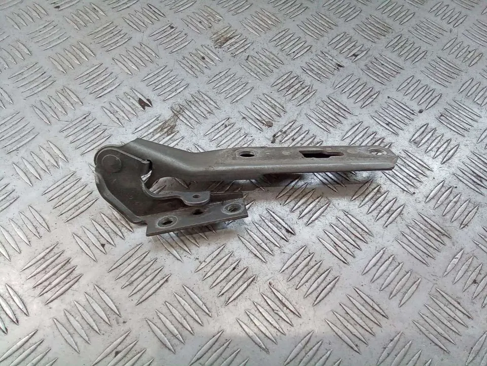 Петля капота правая Audi A4, 2003 г.