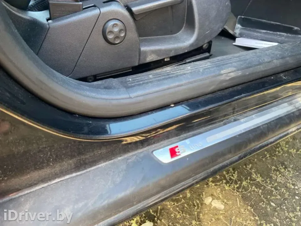 Уплотнитель двери передней правой Audi A6, 2007 г.