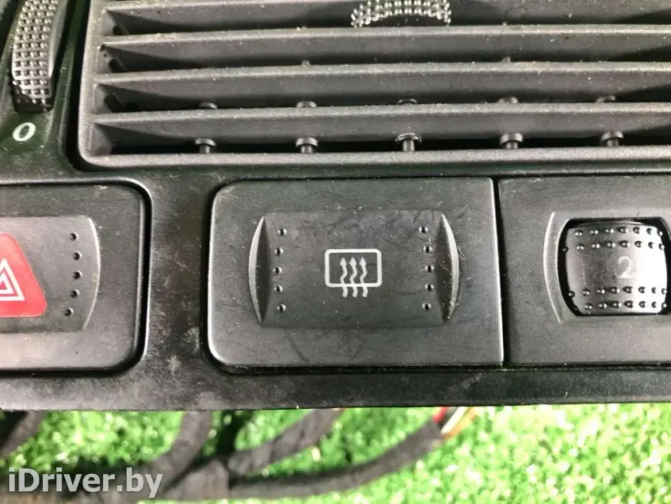 Кнопка подогрева заднего стекла Volkswagen Golf, 2004 г.