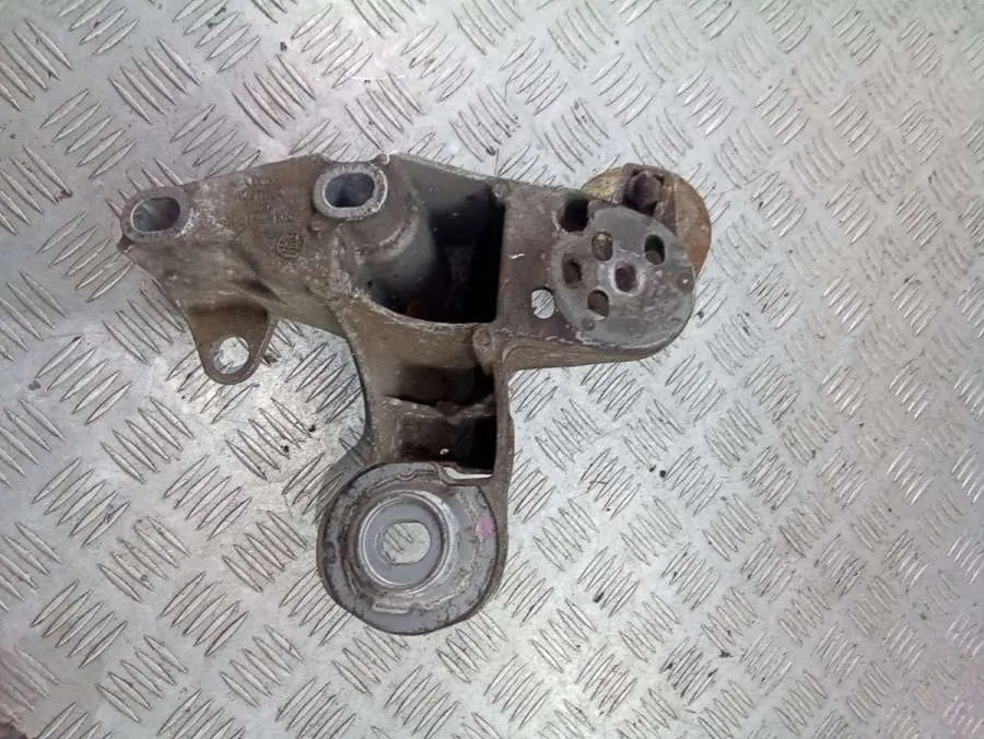 Кронштейн двигателя Audi A4, 2002 г.