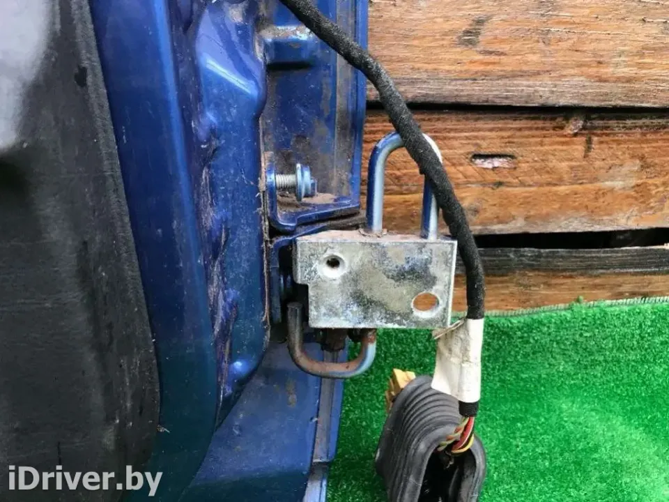 Петля двери передней левой Volkswagen Passat, 1997 г.