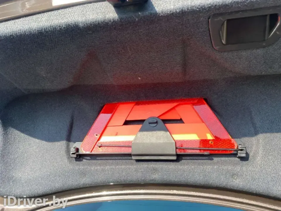 Знак аварийной остановки Audi A4, 1999 г.