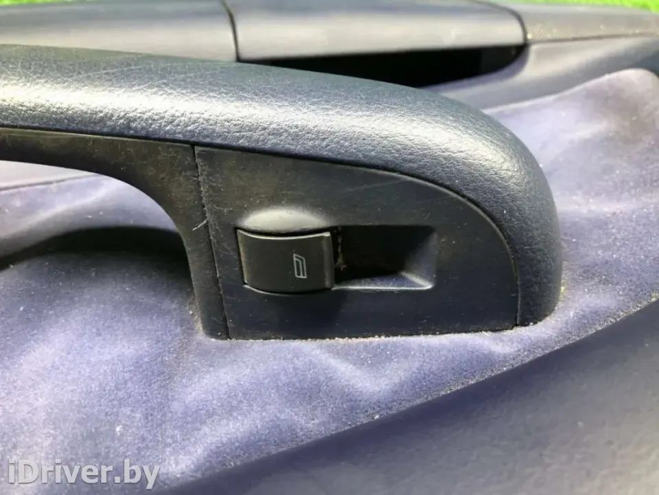Кнопка стеклоподъемника переднего правого Audi A6, 1998 г.