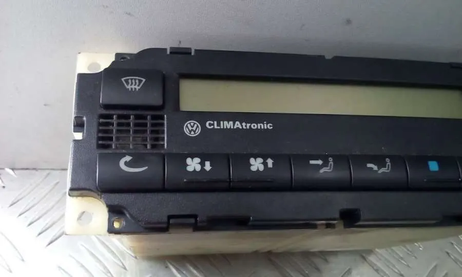 Блок управления печки/климат-контроля Volkswagen Passat, 1998 г.
