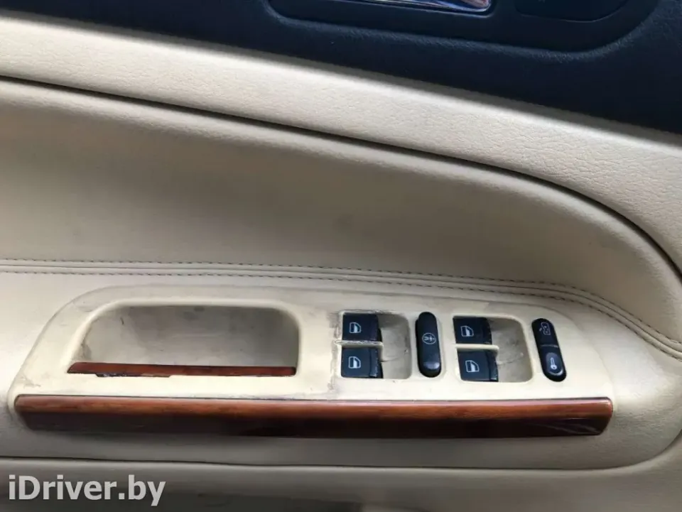 Кнопка стеклоподъемника переднего левого Volkswagen Passat, 2002 г.